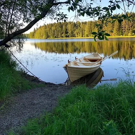 Tretopphytter Pa Grensen - Beverhytta Med Robat Og Gjeddefiske * הלדן
